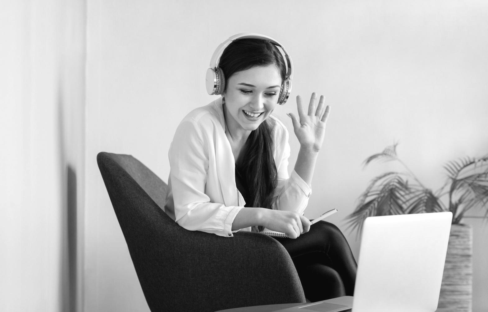 Professioneller Workshop mit Teilnehmenden bei der Analyse von Finanzunterlagen